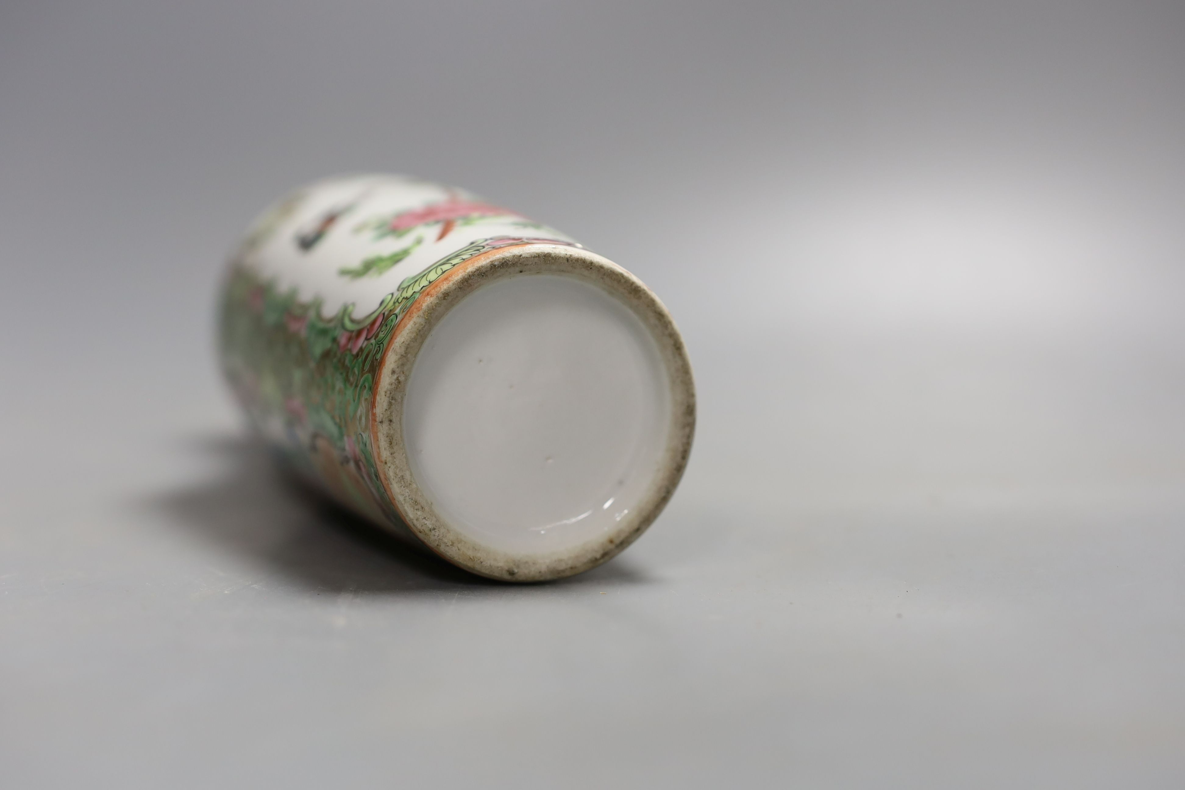 A 19th century Chinese famille rose vase, 20 cms high.